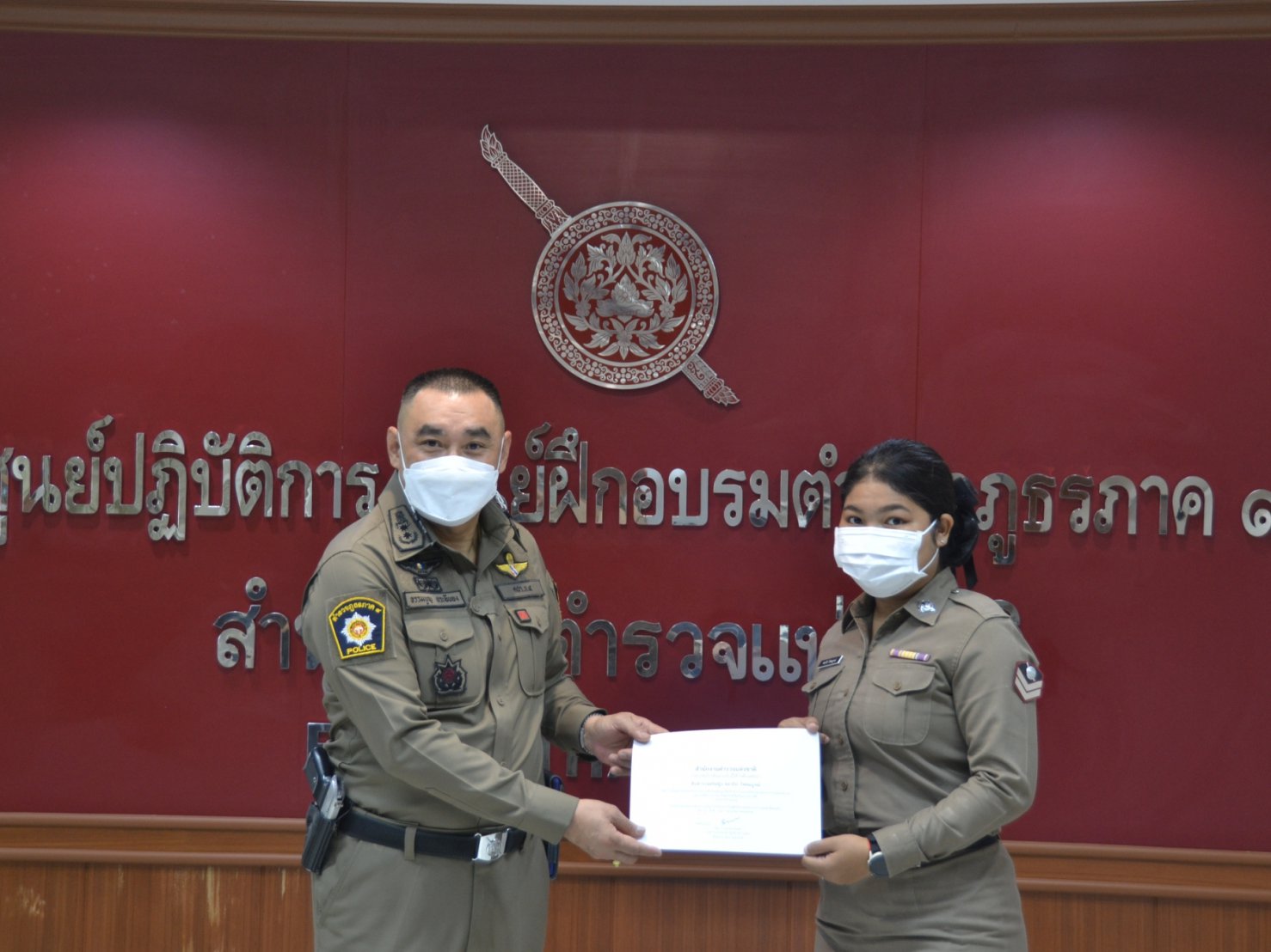 พิธีมอบประกาศนียบัตร พร้อมเครื่องหมายเชิดชูเกียรติฯ