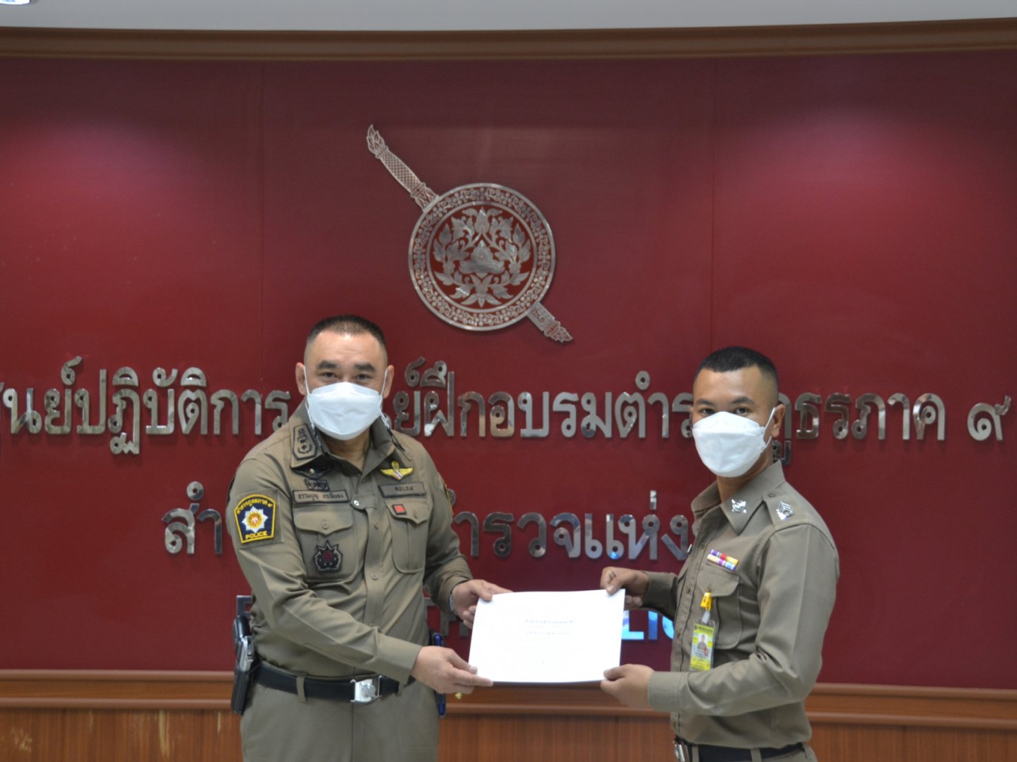 พิธีมอบประกาศนียบัตร พร้อมเครื่องหมายเชิดชูเกียรติฯ