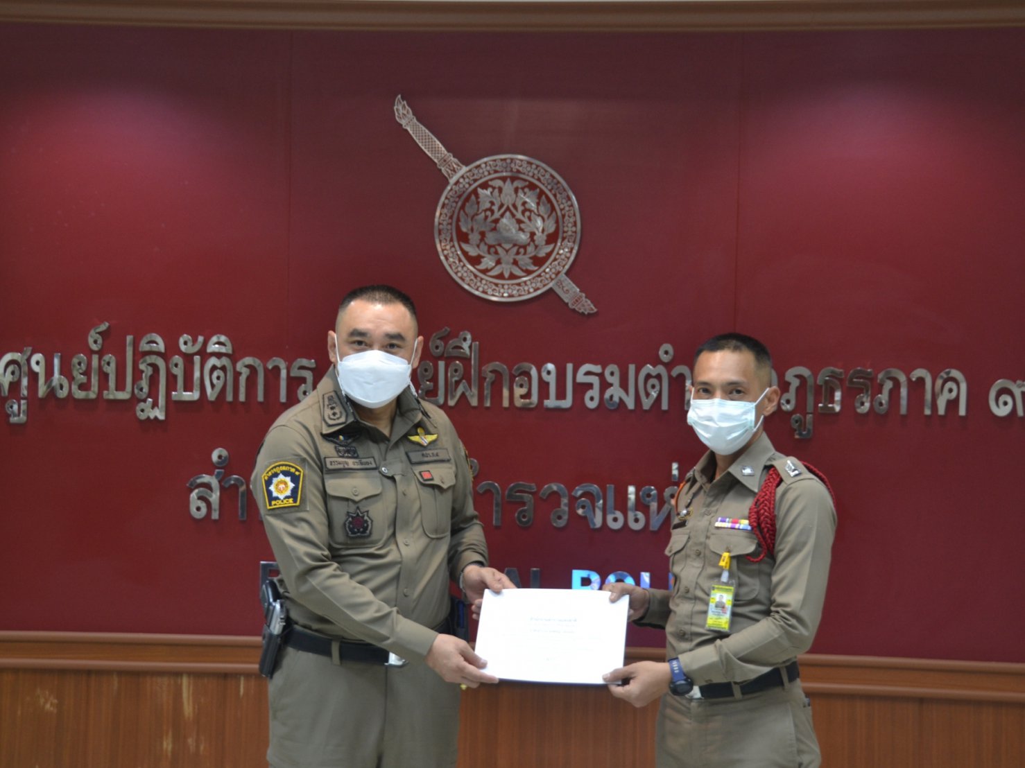 พิธีมอบประกาศนียบัตร พร้อมเครื่องหมายเชิดชูเกียรติฯ