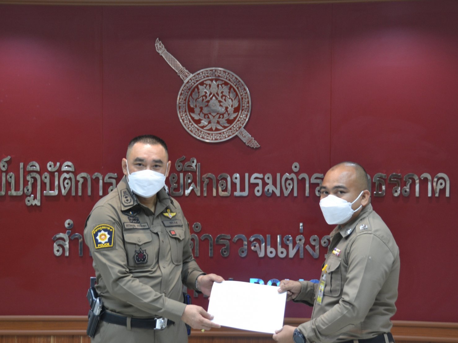พิธีมอบประกาศนียบัตร พร้อมเครื่องหมายเชิดชูเกียรติฯ