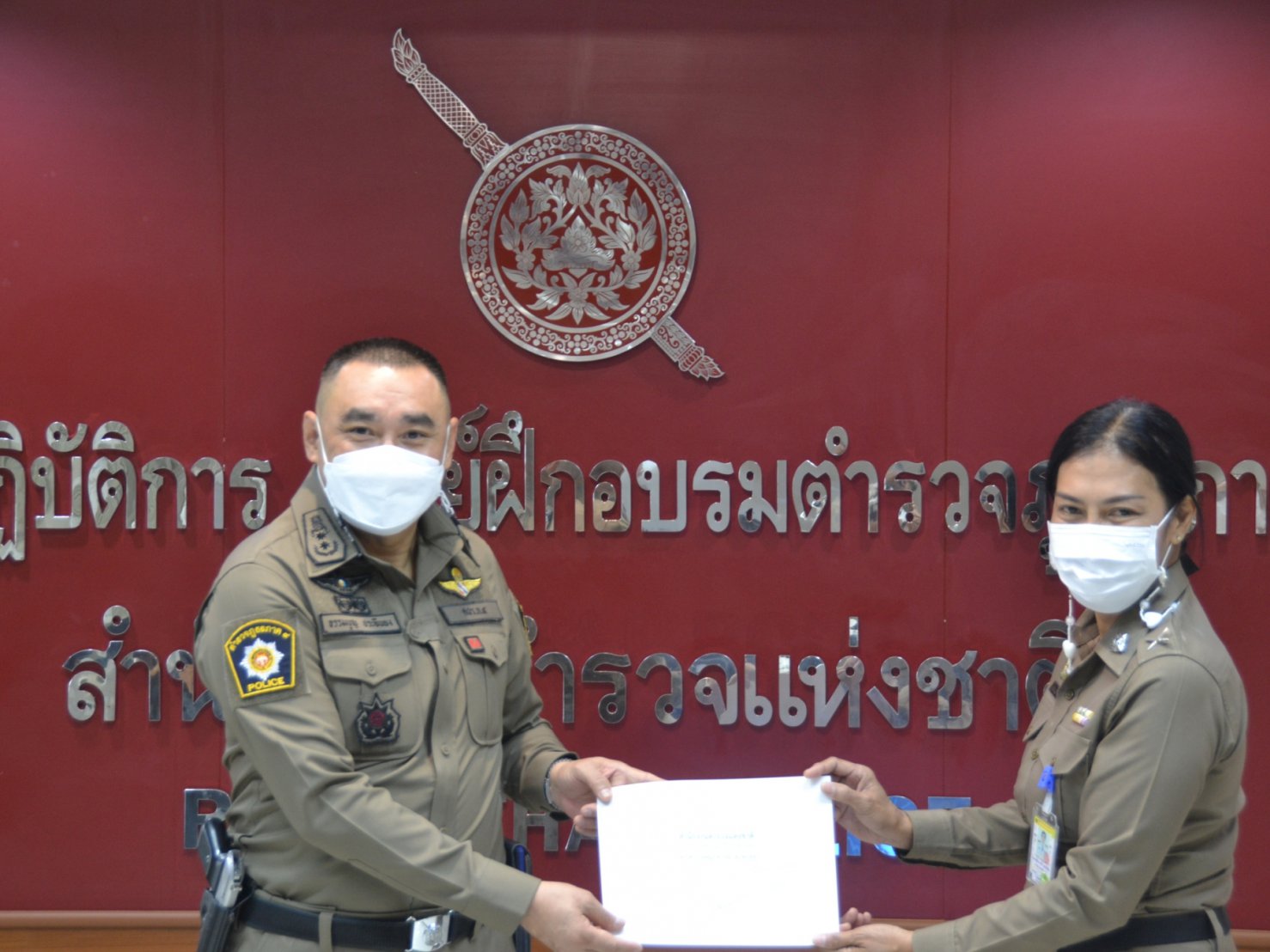 พิธีมอบประกาศนียบัตร พร้อมเครื่องหมายเชิดชูเกียรติฯ