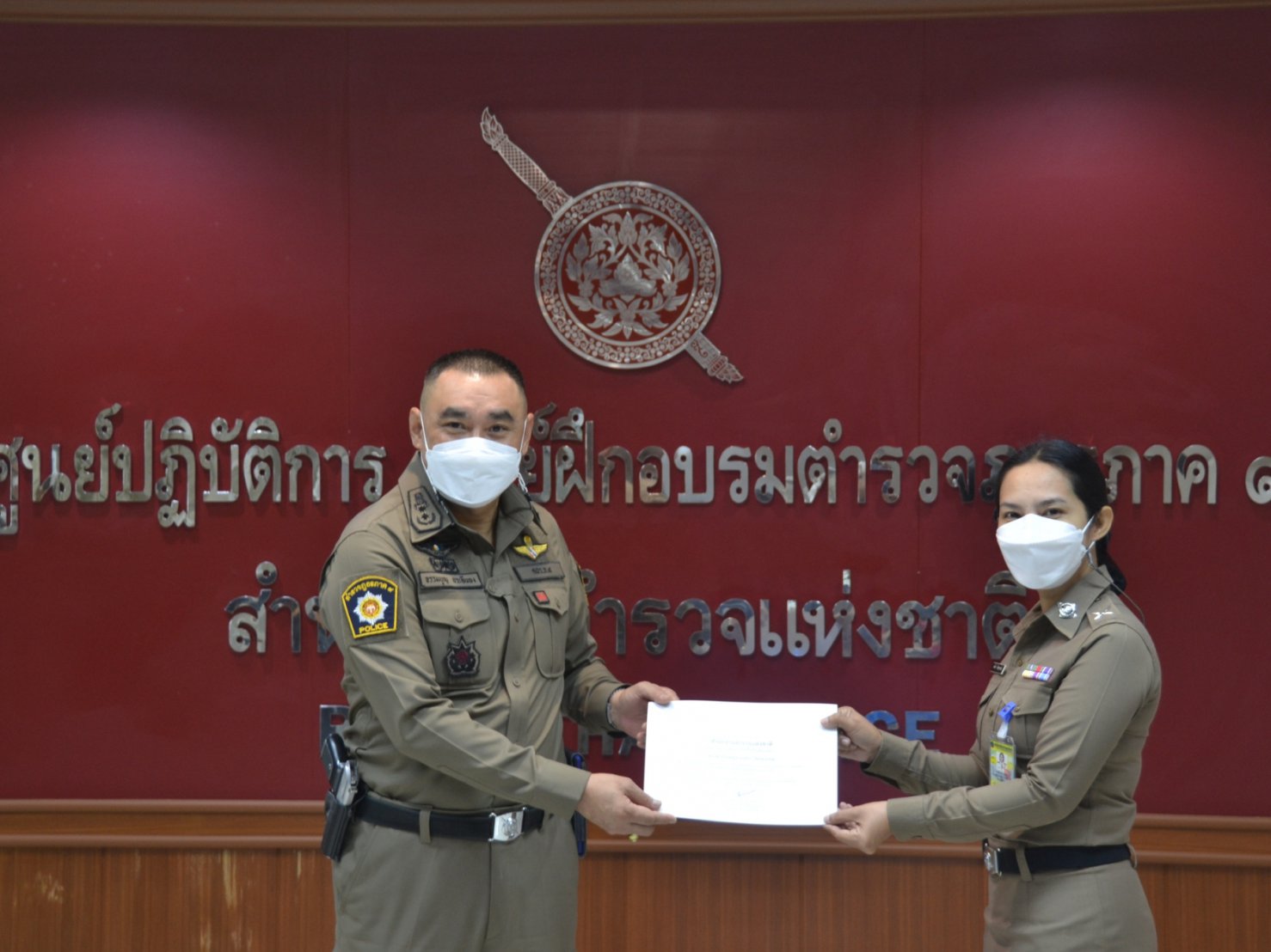 พิธีมอบประกาศนียบัตร พร้อมเครื่องหมายเชิดชูเกียรติฯ