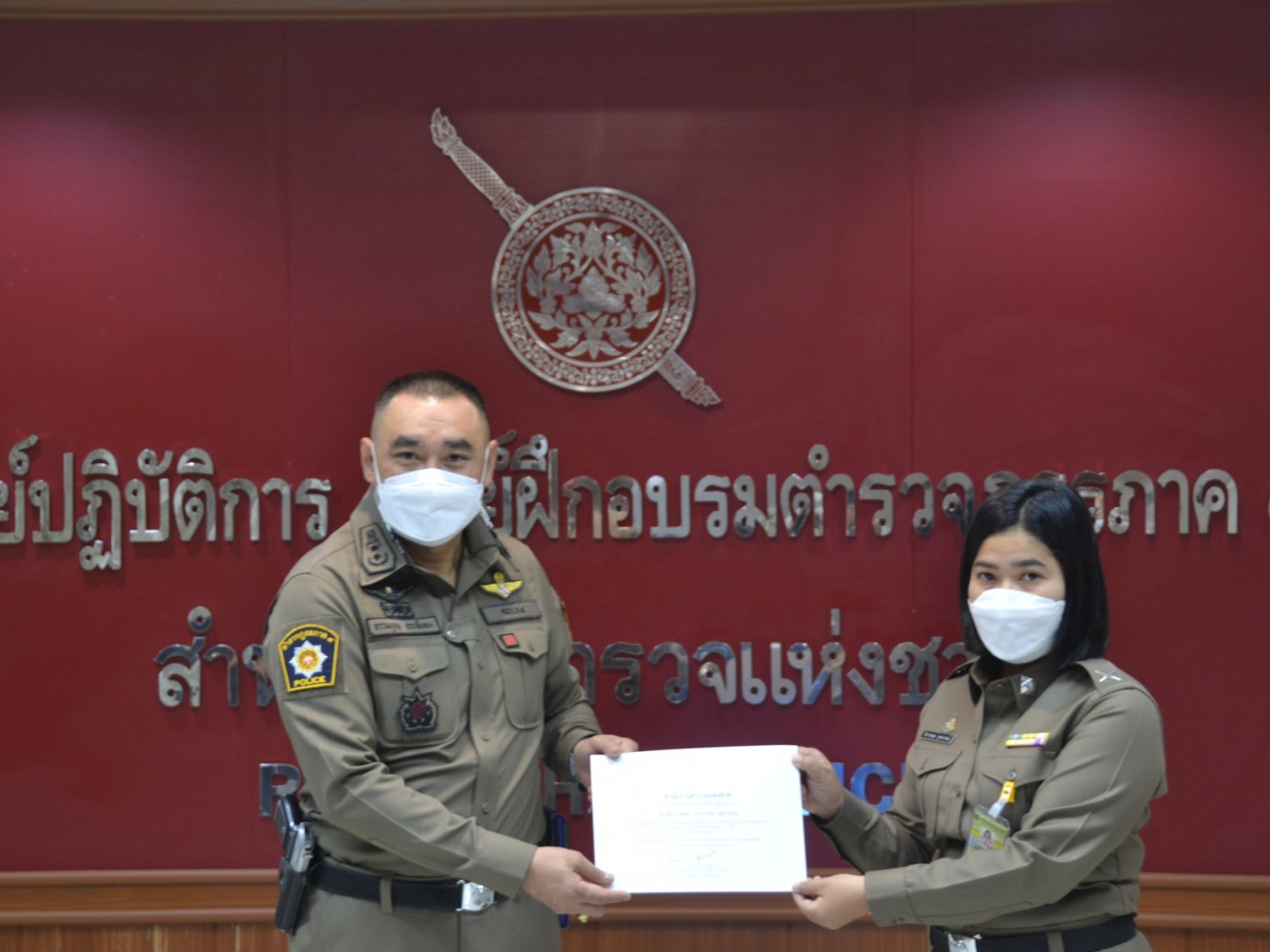 พิธีมอบประกาศนียบัตร พร้อมเครื่องหมายเชิดชูเกียรติฯ