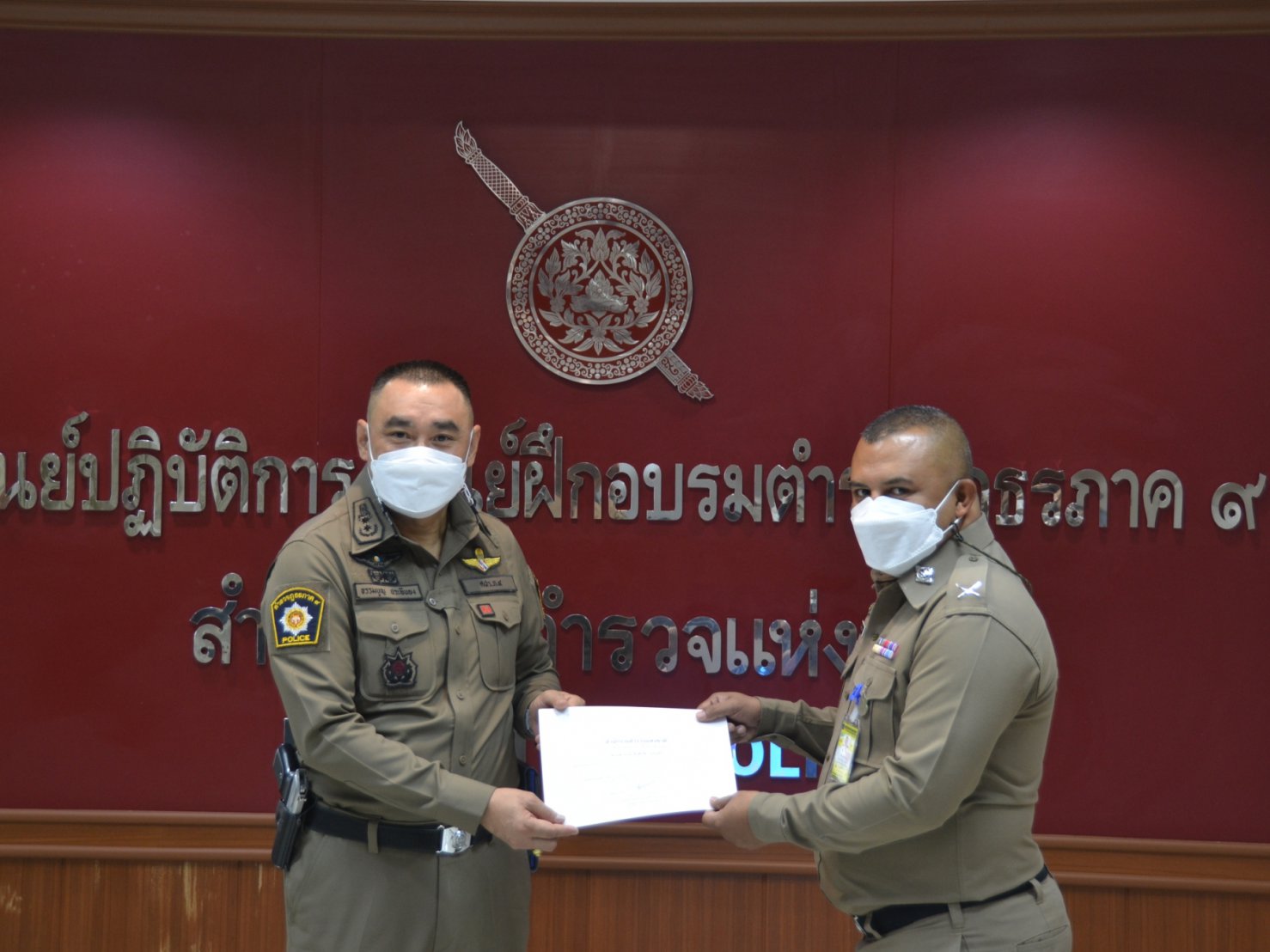 พิธีมอบประกาศนียบัตร พร้อมเครื่องหมายเชิดชูเกียรติฯ