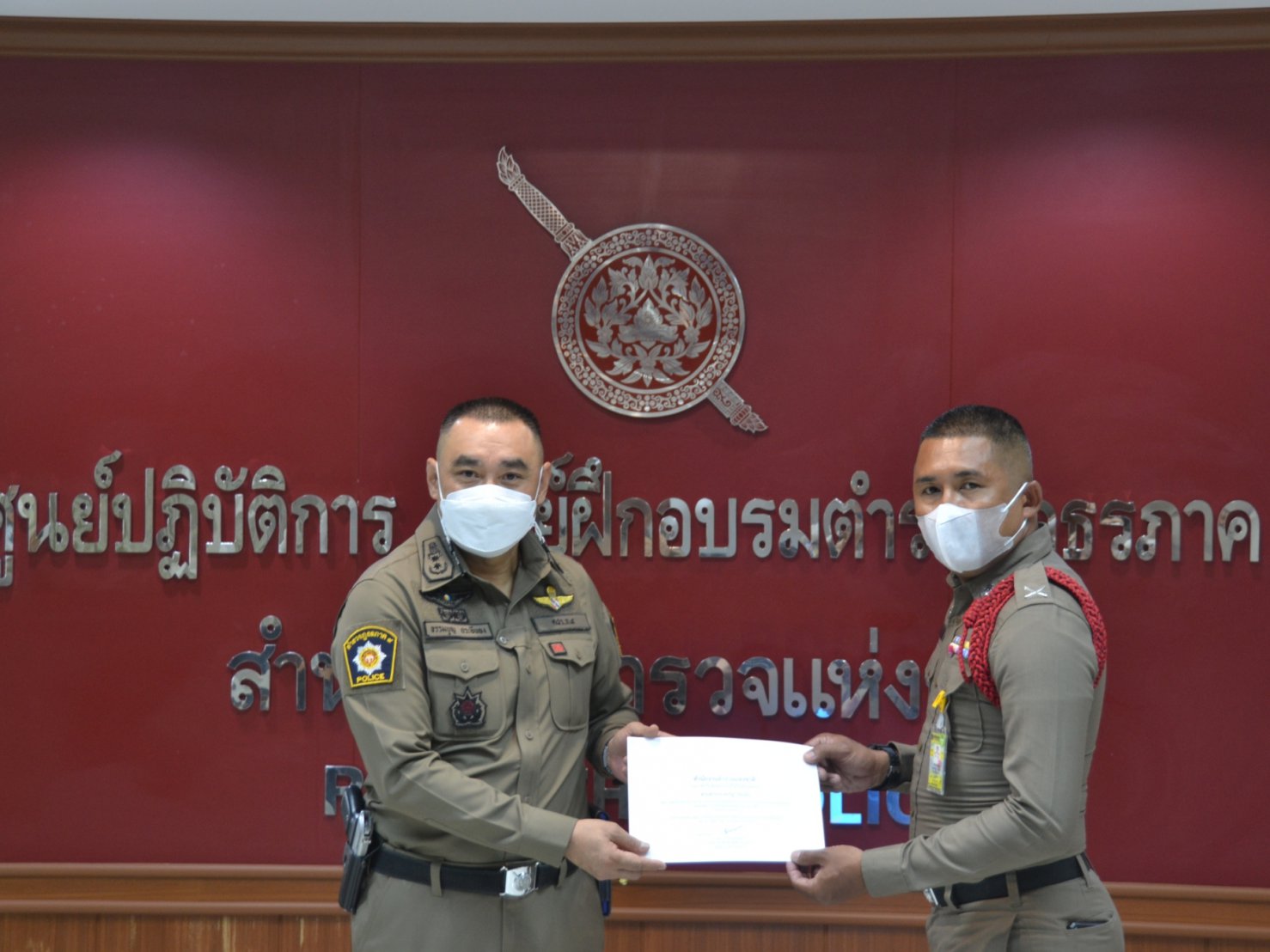 พิธีมอบประกาศนียบัตร พร้อมเครื่องหมายเชิดชูเกียรติฯ