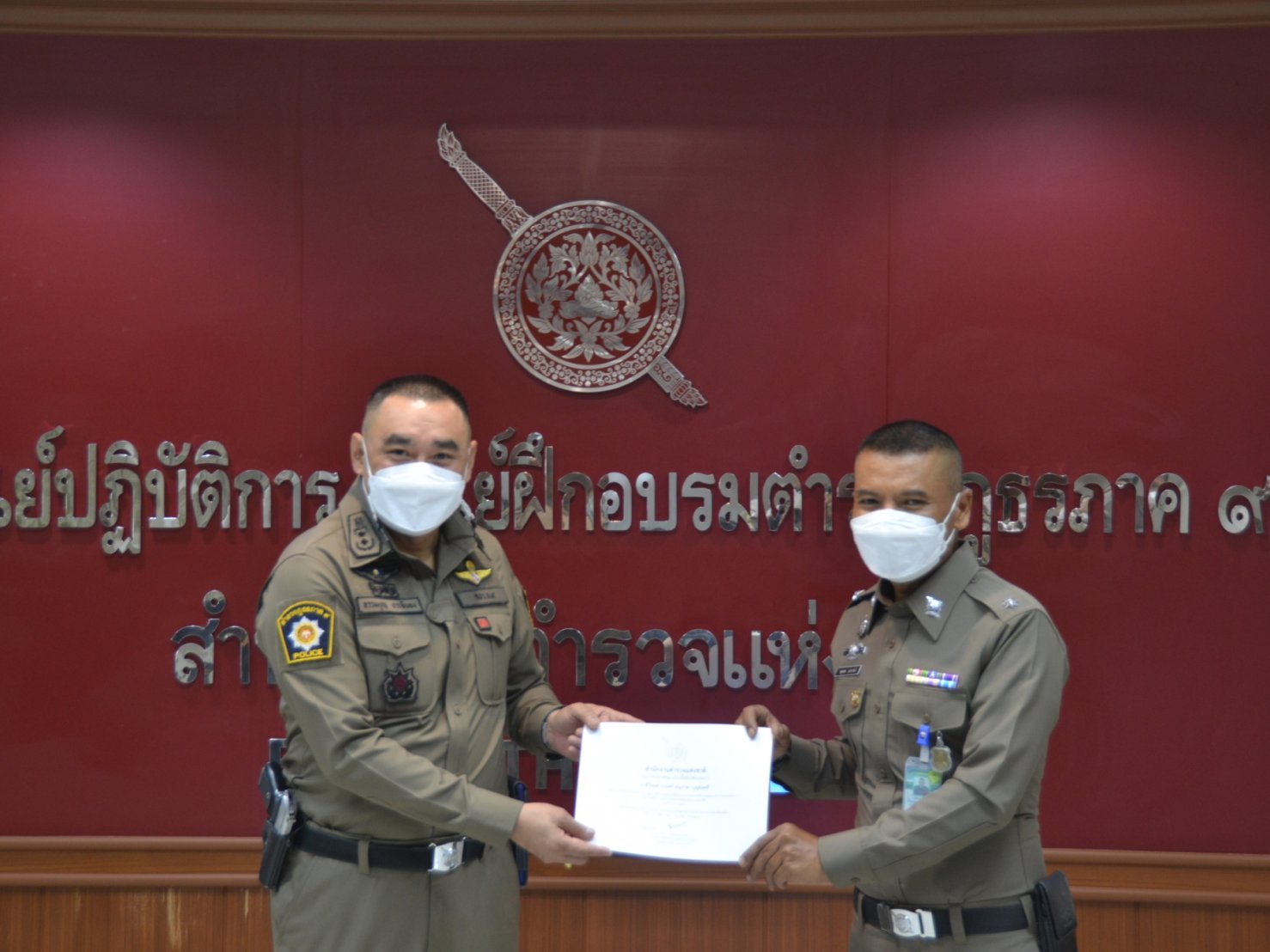 พิธีมอบประกาศนียบัตร พร้อมเครื่องหมายเชิดชูเกียรติฯ