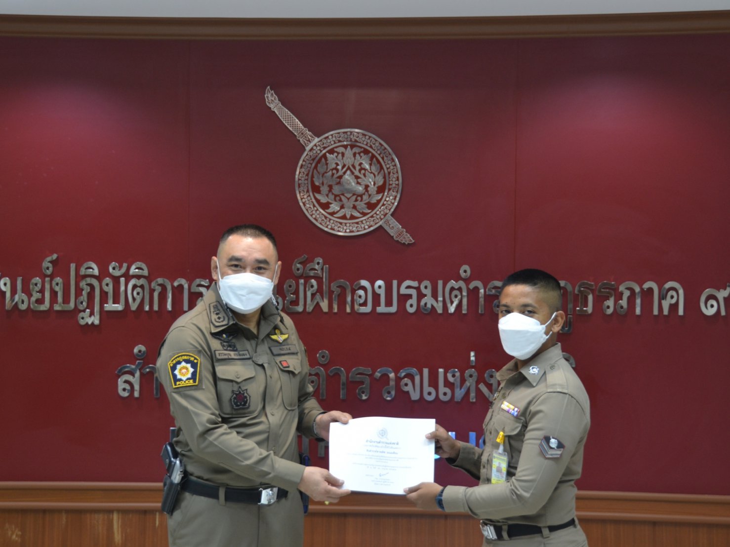 พิธีมอบประกาศนียบัตร พร้อมเครื่องหมายเชิดชูเกียรติฯ
