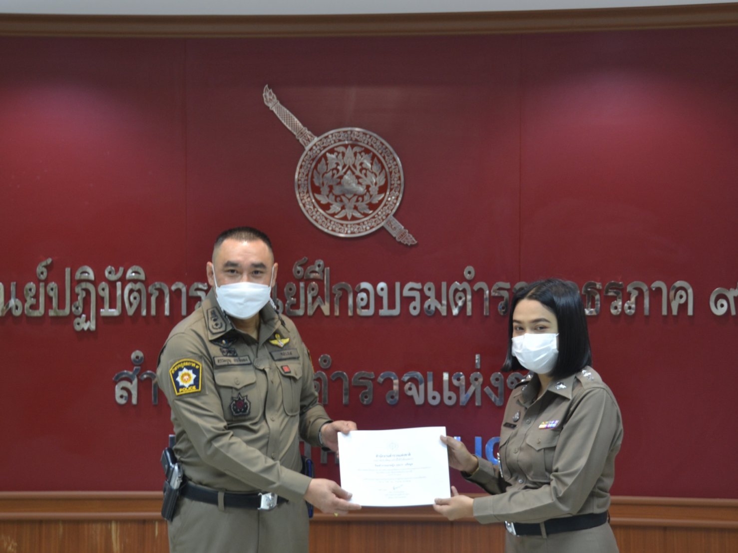 พิธีมอบประกาศนียบัตร พร้อมเครื่องหมายเชิดชูเกียรติฯ