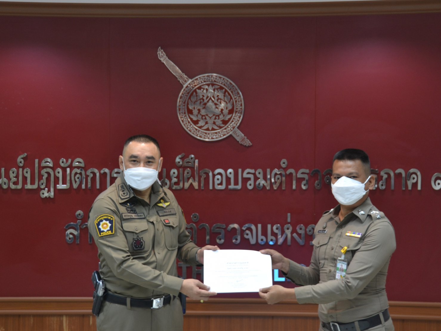 พิธีมอบประกาศนียบัตร พร้อมเครื่องหมายเชิดชูเกียรติฯ