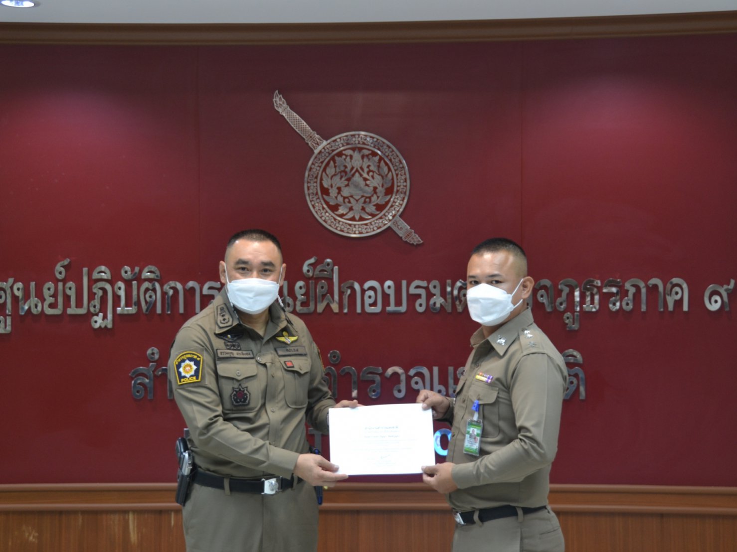 พิธีมอบประกาศนียบัตร พร้อมเครื่องหมายเชิดชูเกียรติฯ