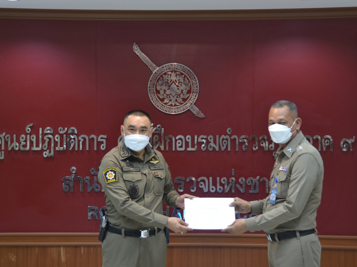 พิธีมอบประกาศนียบัตร พร้อมเครื่องหมายเชิดชูเกียรติฯ