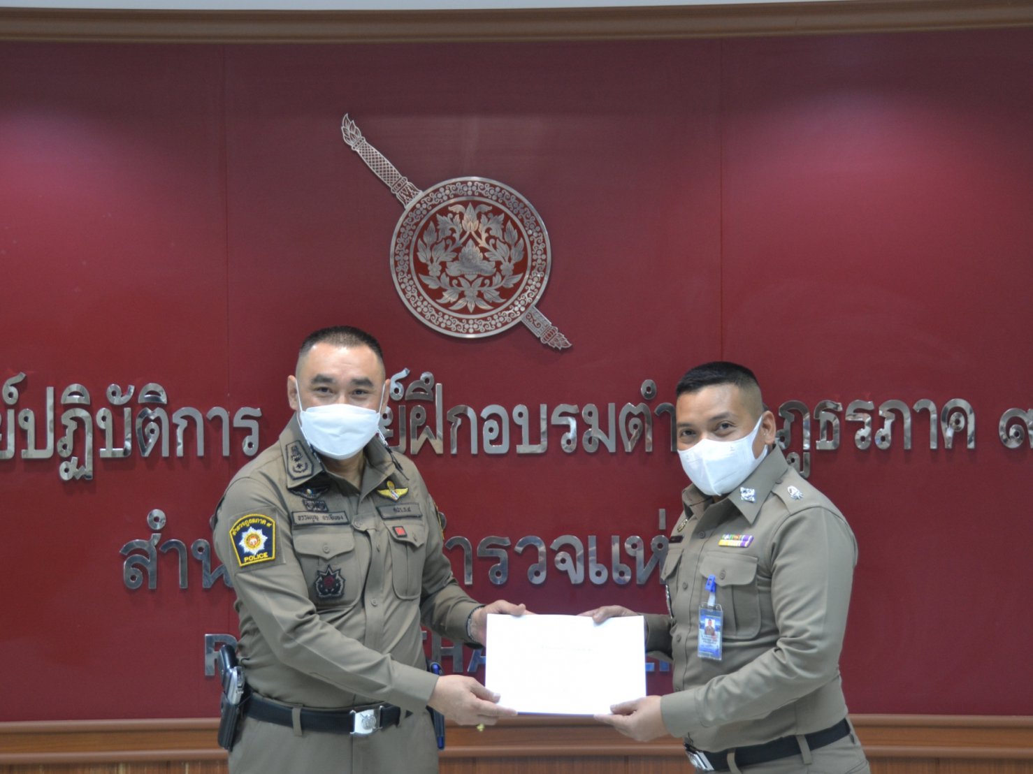 พิธีมอบประกาศนียบัตร พร้อมเครื่องหมายเชิดชูเกียรติฯ