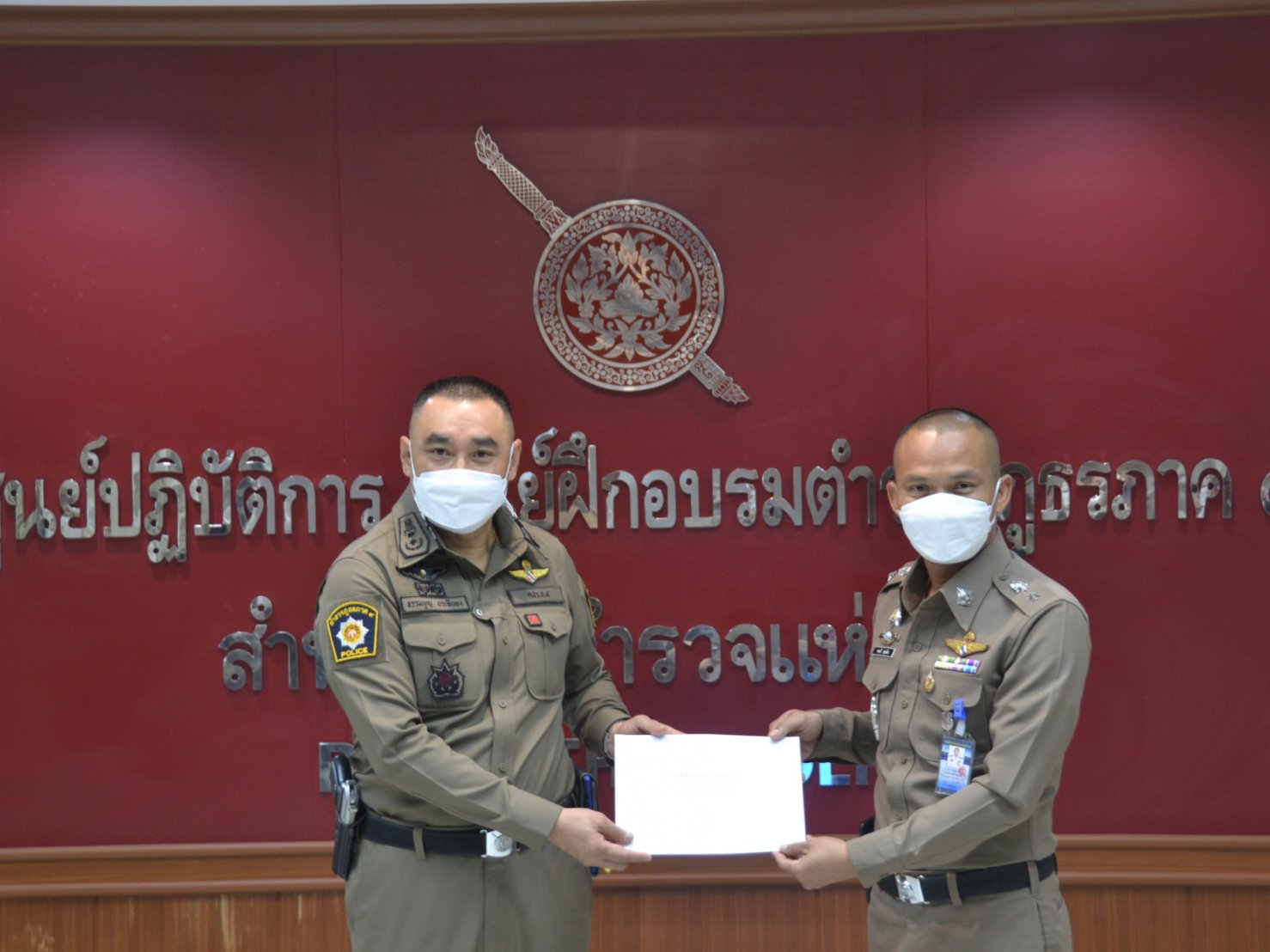 พิธีมอบประกาศนียบัตร พร้อมเครื่องหมายเชิดชูเกียรติฯ