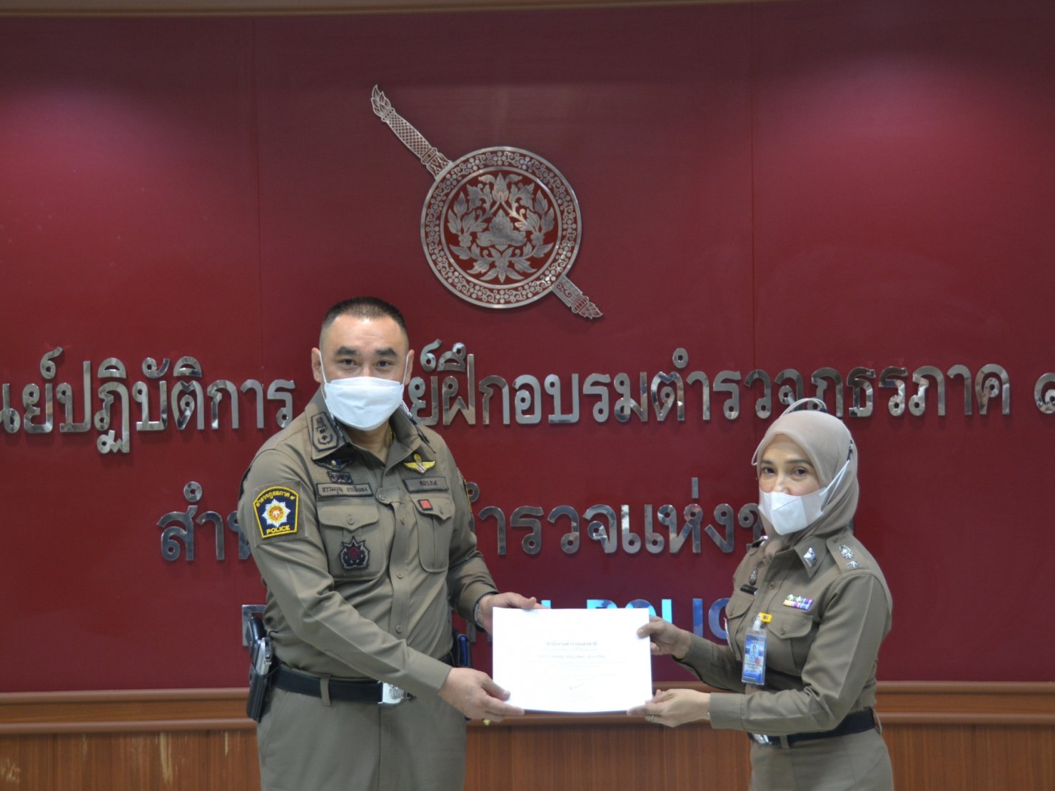 พิธีมอบประกาศนียบัตร พร้อมเครื่องหมายเชิดชูเกียรติฯ