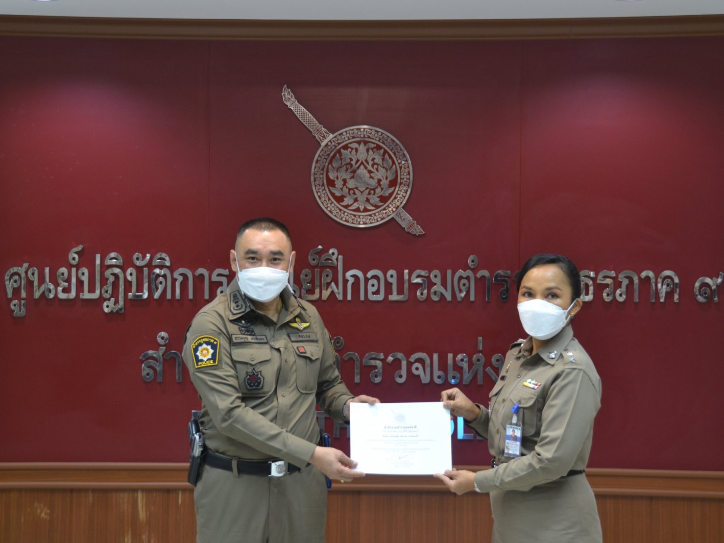 พิธีมอบประกาศนียบัตร พร้อมเครื่องหมายเชิดชูเกียรติฯ