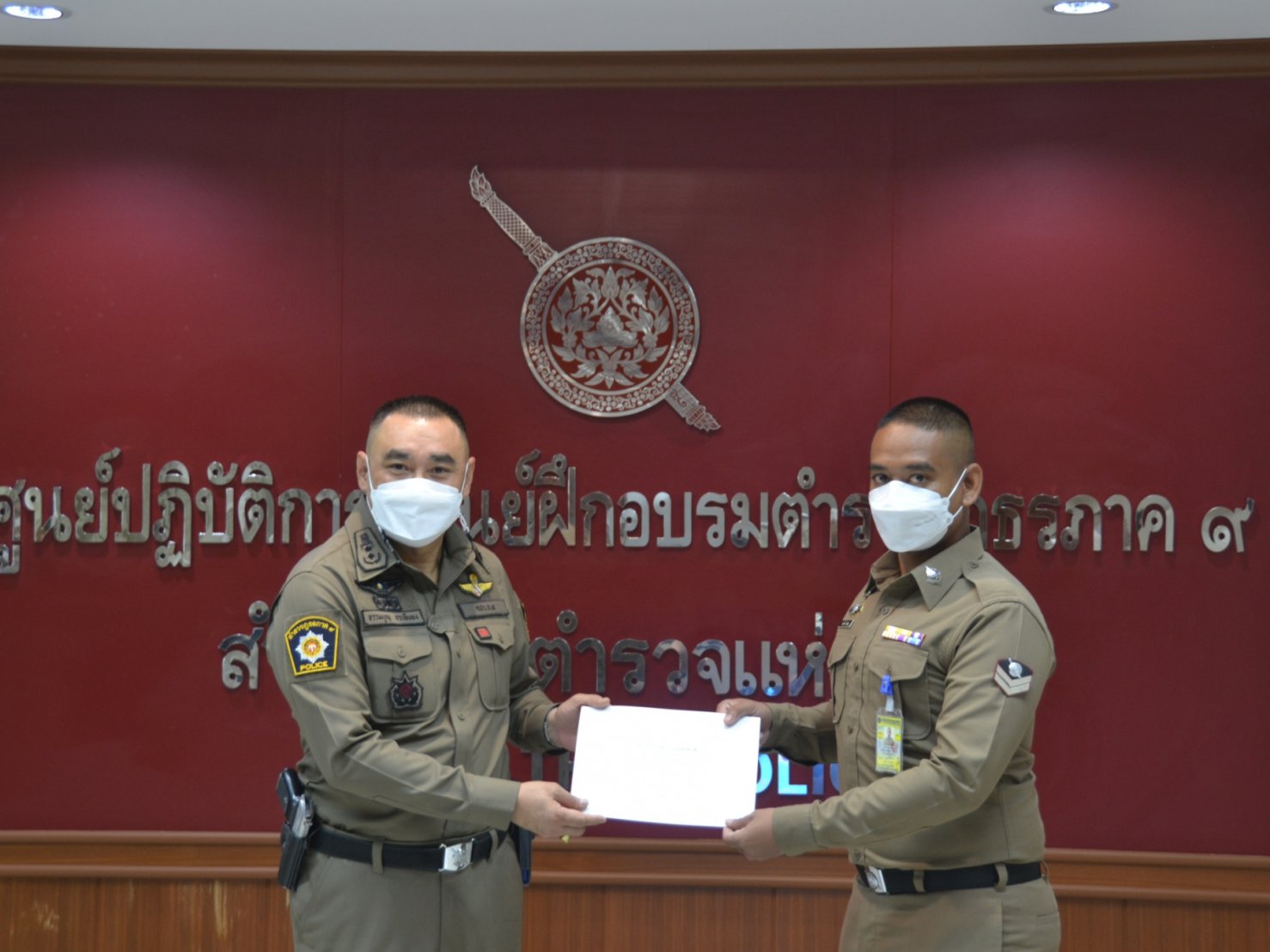 พิธีมอบประกาศนียบัตร พร้อมเครื่องหมายเชิดชูเกียรติฯ