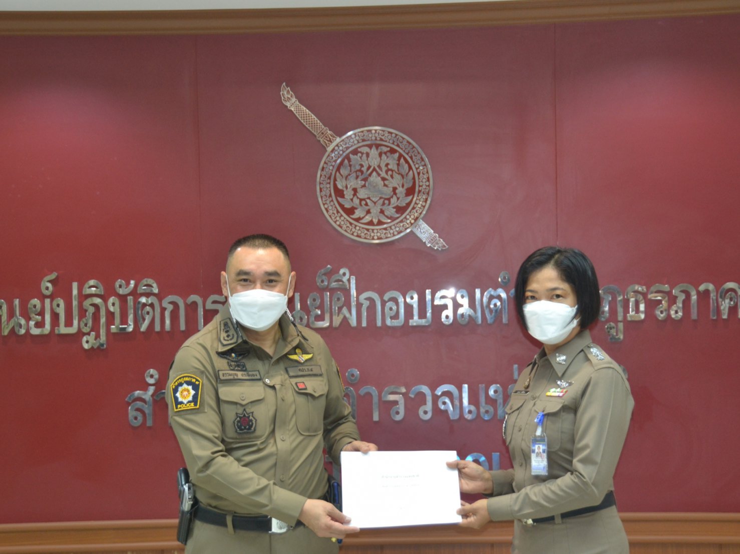 พิธีมอบประกาศนียบัตร พร้อมเครื่องหมายเชิดชูเกียรติฯ