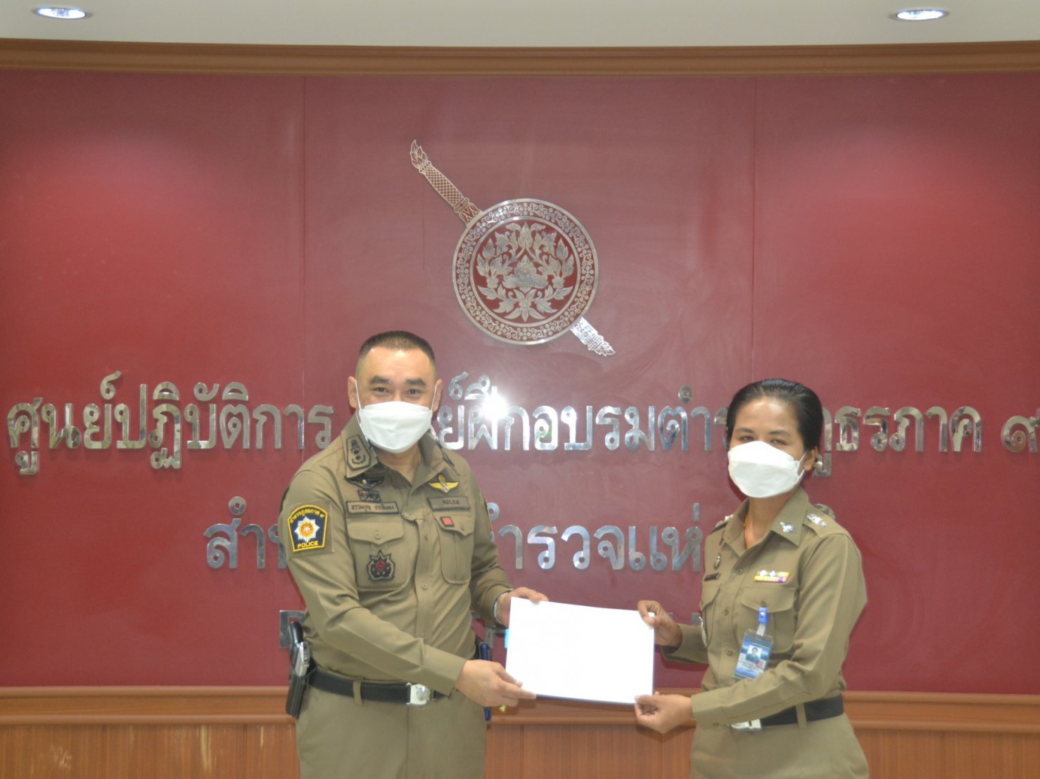 พิธีมอบประกาศนียบัตร พร้อมเครื่องหมายเชิดชูเกียรติฯ